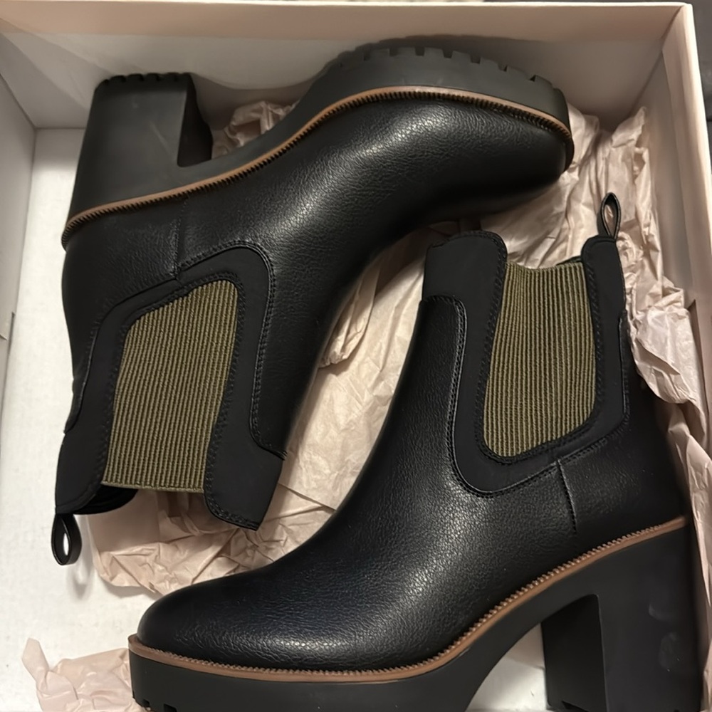 NIB CHINESE LAUNDRY size 8 Good Day Boots - never worn